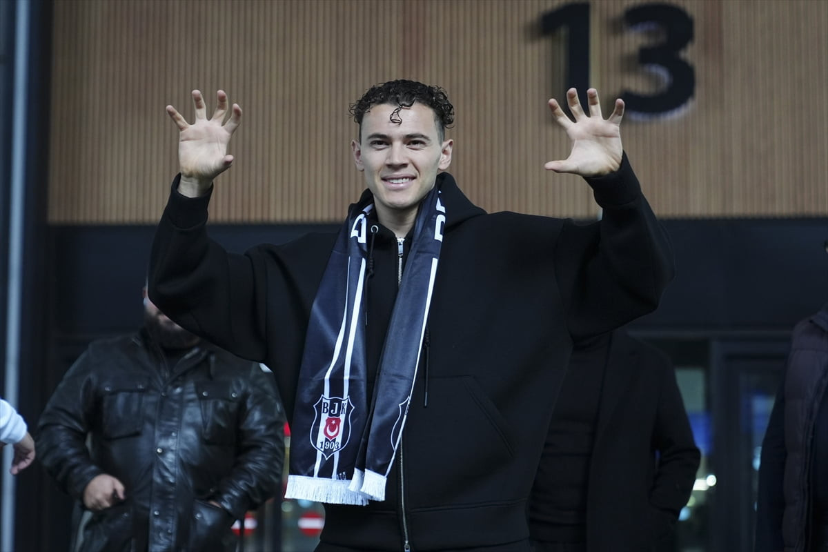 Beşiktaş'ın transfer görüşmelerinde bulunduğu Arnavut milli futbolcu Kristjan Asllani, İstanbul'a...