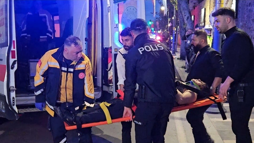 BEŞİKTAŞ'TA İKİ OTOMOBİL KAFA KAFAYA ÇARPIŞTI: 9 YARALI