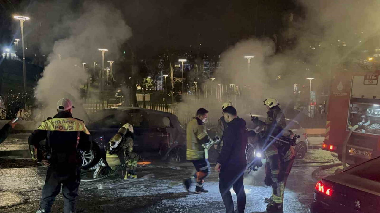 BEŞİKTAŞ'TA PARK HALİNDEYKEN YANAN ELEKTRİKLİ OTOMOBİLDEN YÜKSELEN ALEVLER BAŞKA ARACA SIÇRADI....