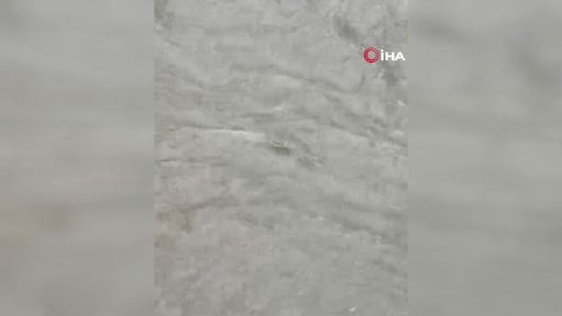 Beşiktaş'ta sağanakta can pazarı kamerada: Sulara kapılmak üzere olan kadını vatandaşlar...