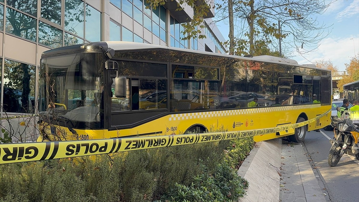 Beşiktaş'ta şoförü kalp krizi geçiren İETT otobüsü kaldırıma çıkıp ağaca çarparak...