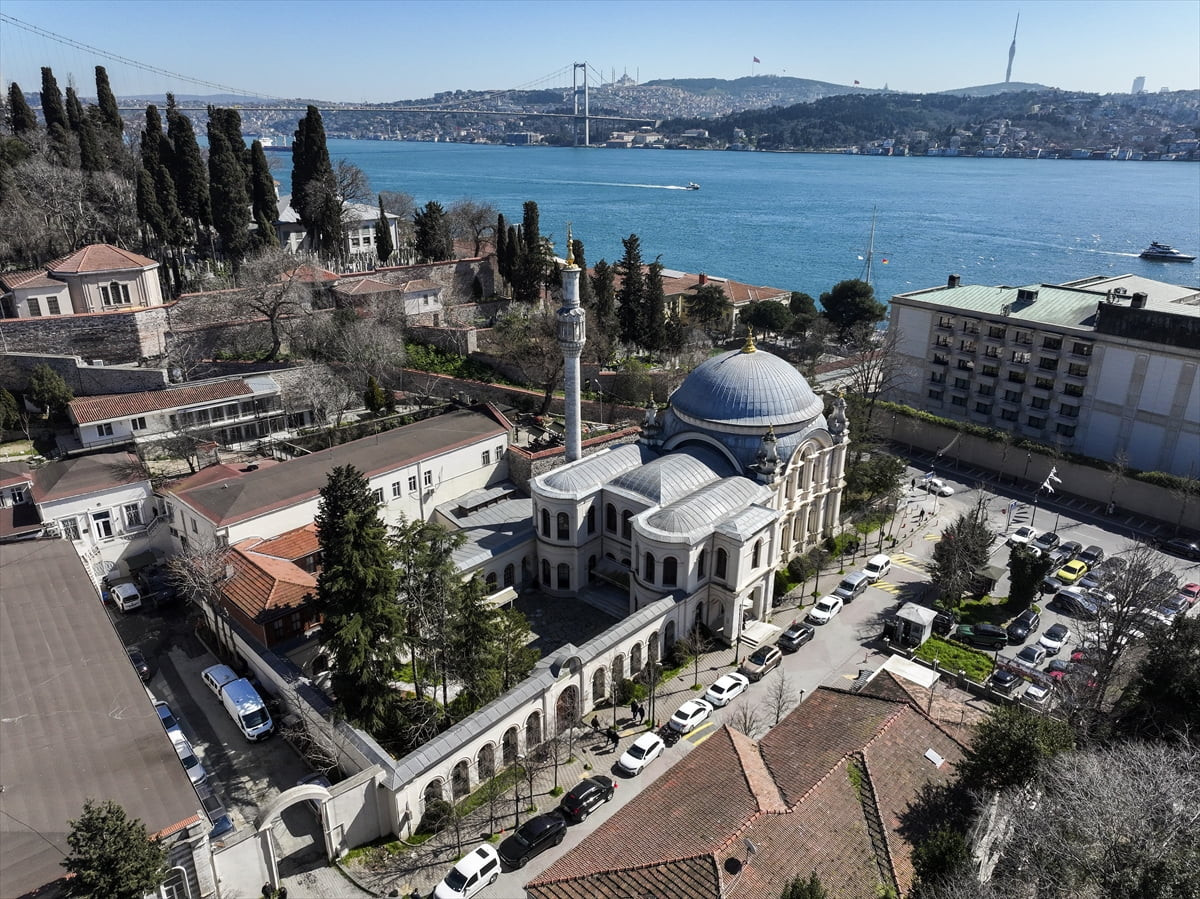 Beşiktaş'taki Çırağan Sarayı'nın karşısında ve Yıldız Sarayı koruluğunun İstanbul Boğazı girişinde...