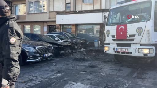 Beşiktaş'taki yangında büyük çapta hasar gören lüks araçlar olay yerinden kaldırıldı