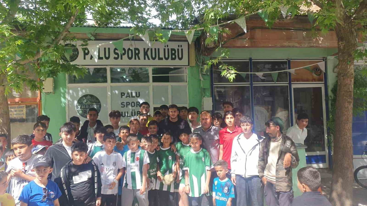 BEŞİKTAŞ’IN GENÇ FUTBOLCUSU MUSTAFA ERHAN HEKİMOĞLU, MEMLEKETİ ELAZIĞ’IN PALU İLÇESİNDE...