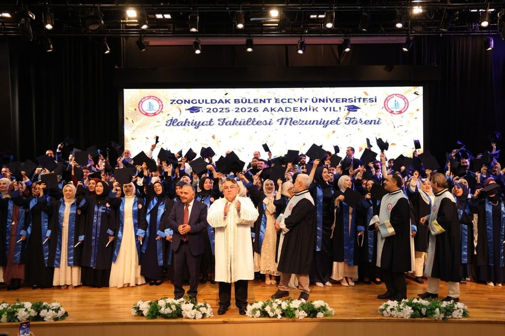 BEUN İLAHİYAT FAKÜLTESİ YENİ MEZUNLARINI GELECEĞE UĞURLADI