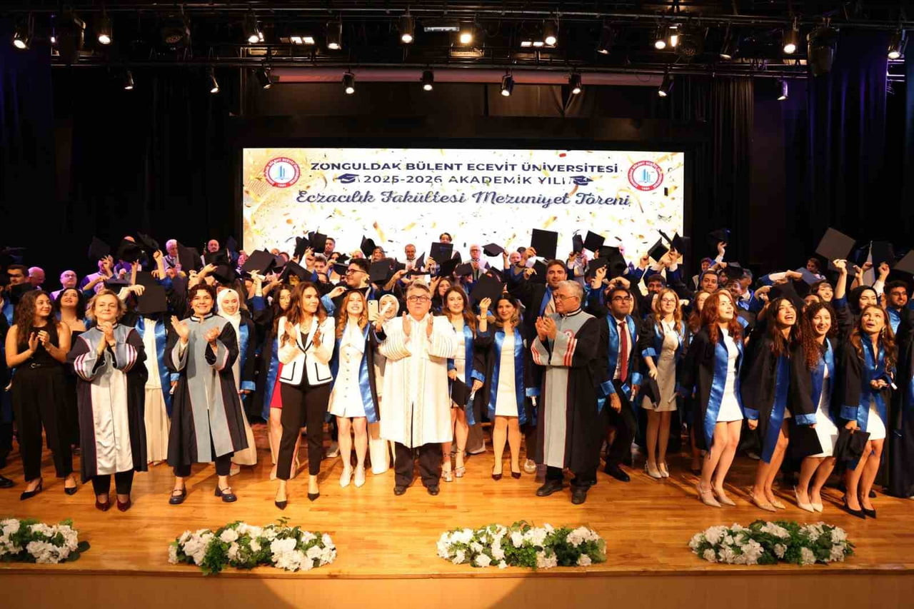 BEUN’DA GELECEĞİN ECZACILARI MEZUNİYET SEVİNCİ YAŞADI