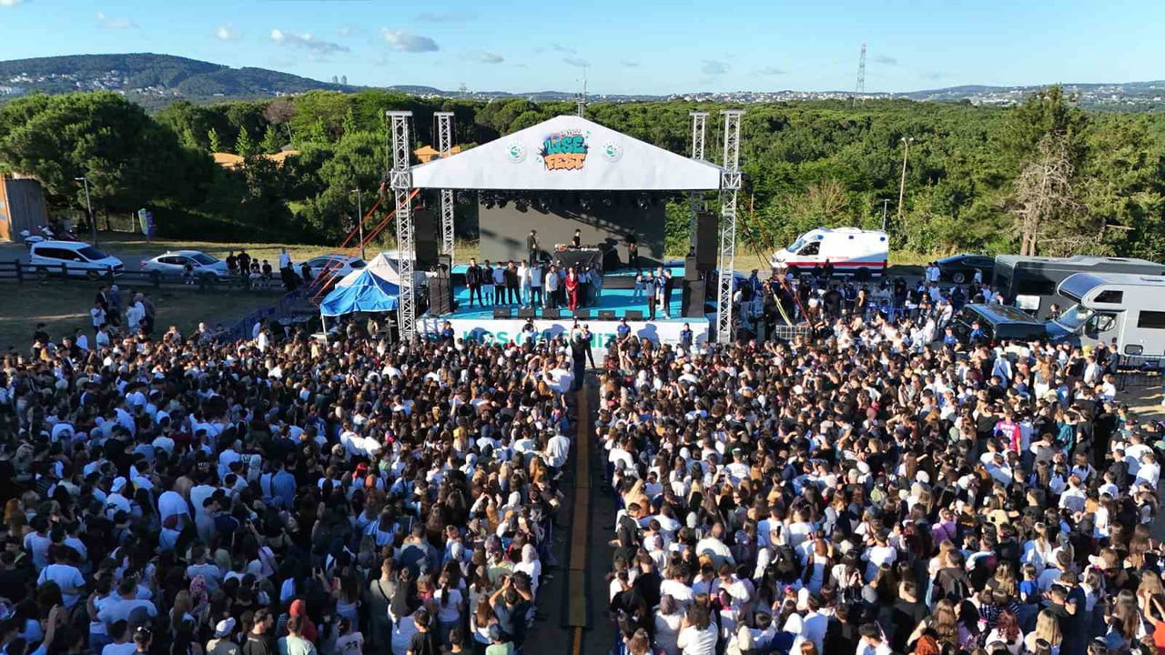BEYKOZ SPOR ORMANI'NDA GERÇEKLEŞTİRİLEN FESTİVALE KATILAN BİNLERCE GENÇ, SINAV MARATONUNUN...