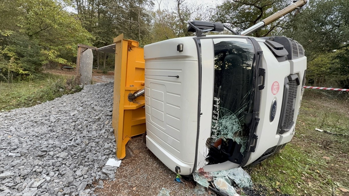 Beykoz'da devrilen mıcır yüklü kamyonun sürücüsü yaralandı. Devrilen kamyon, dorsedeki mıcırın iş...