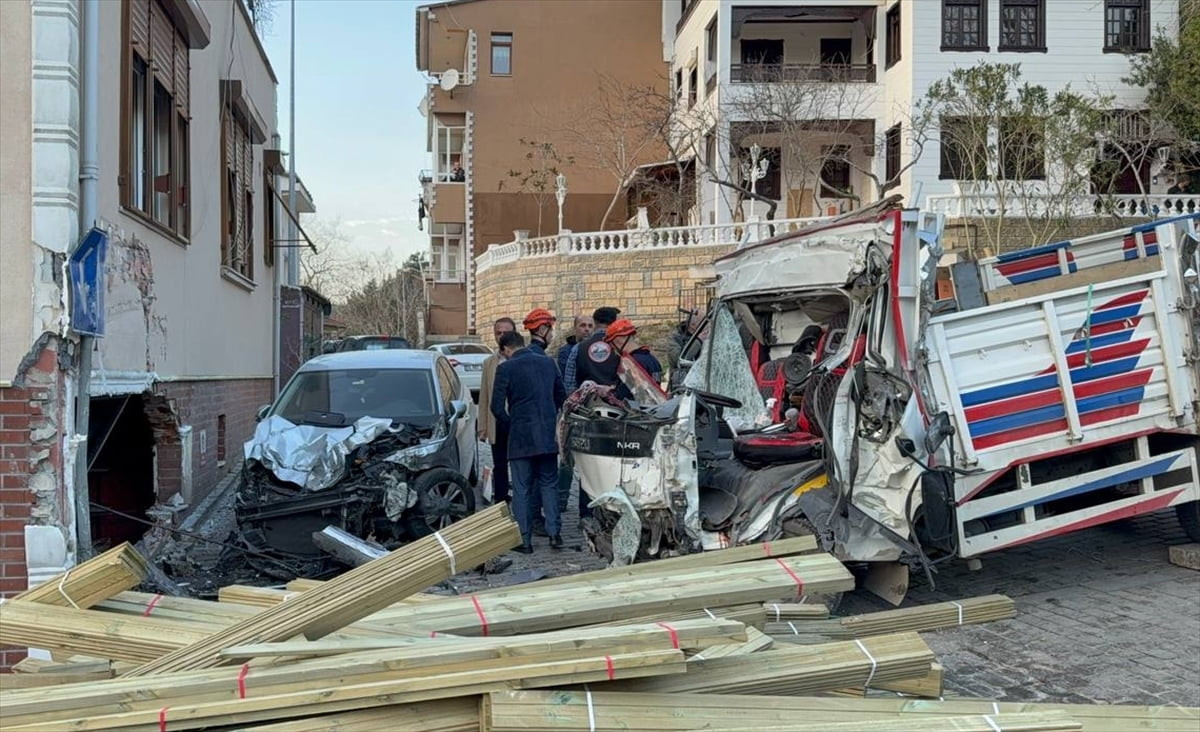 Beykoz'da, kontrolden çıkan kamyonun önce iki yayaya, ardından da park halindeki otomobile ve bir...