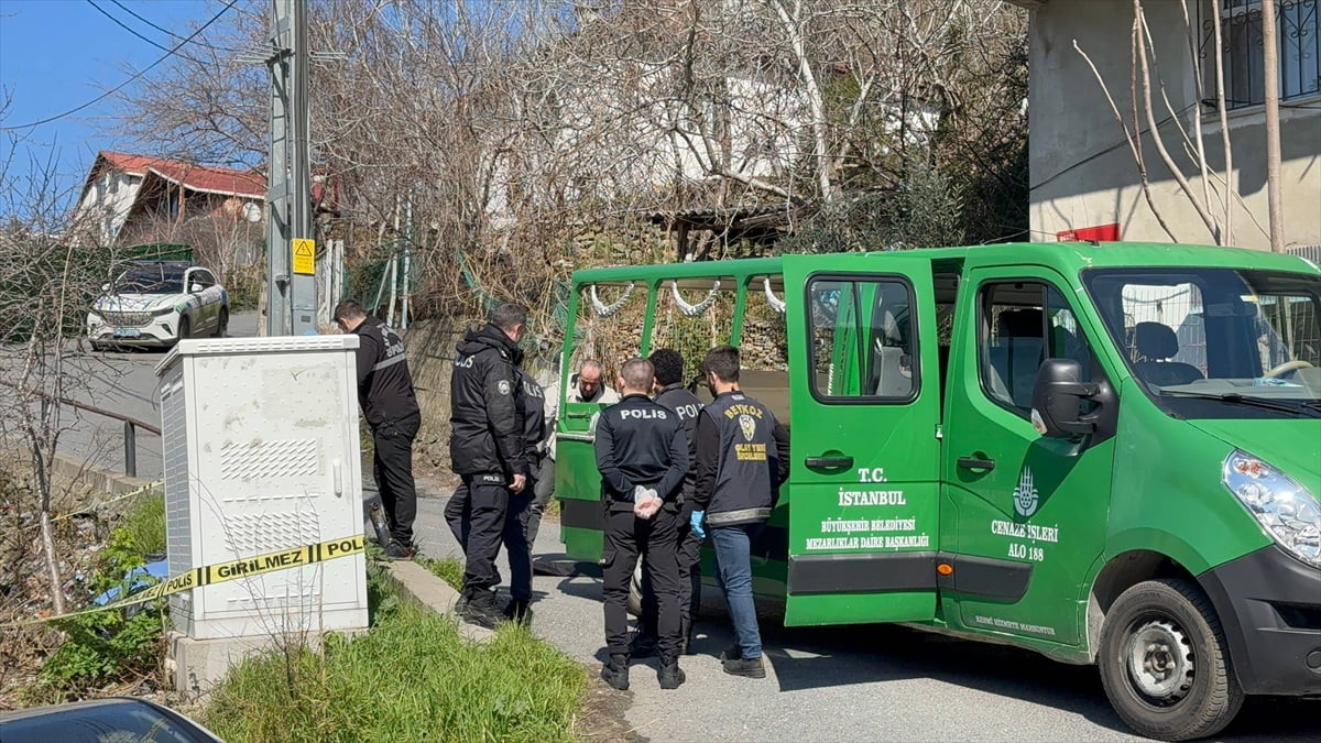 Beykoz'da motosikletiyle yokuştan inerken elektrik direğine çarpan Pakistan uyruklu genç hayatını...