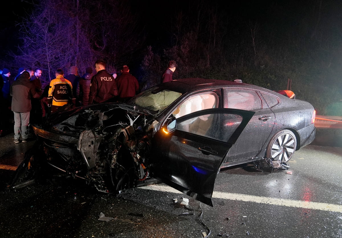 Beykoz'da otomobil ile hafif ticari aracın çarpışması sonucu 1 kişi öldü, 5 kişi...