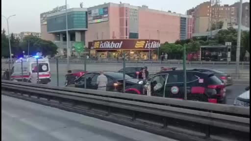 Beylikdüzü'nde 3 aracın karıştığı zincirleme kaza: 1  yaralı
