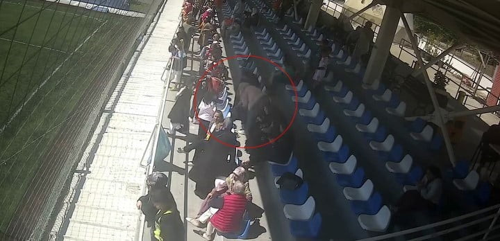 BEYLİKDÜZÜ'NDE BOĞAZINA SİMİT PARÇASI KAÇAN 5 YAŞINDAKİ ÇOCUK, OKUL MÜDÜRÜNÜN HEİMLİCH MANEVRASI...