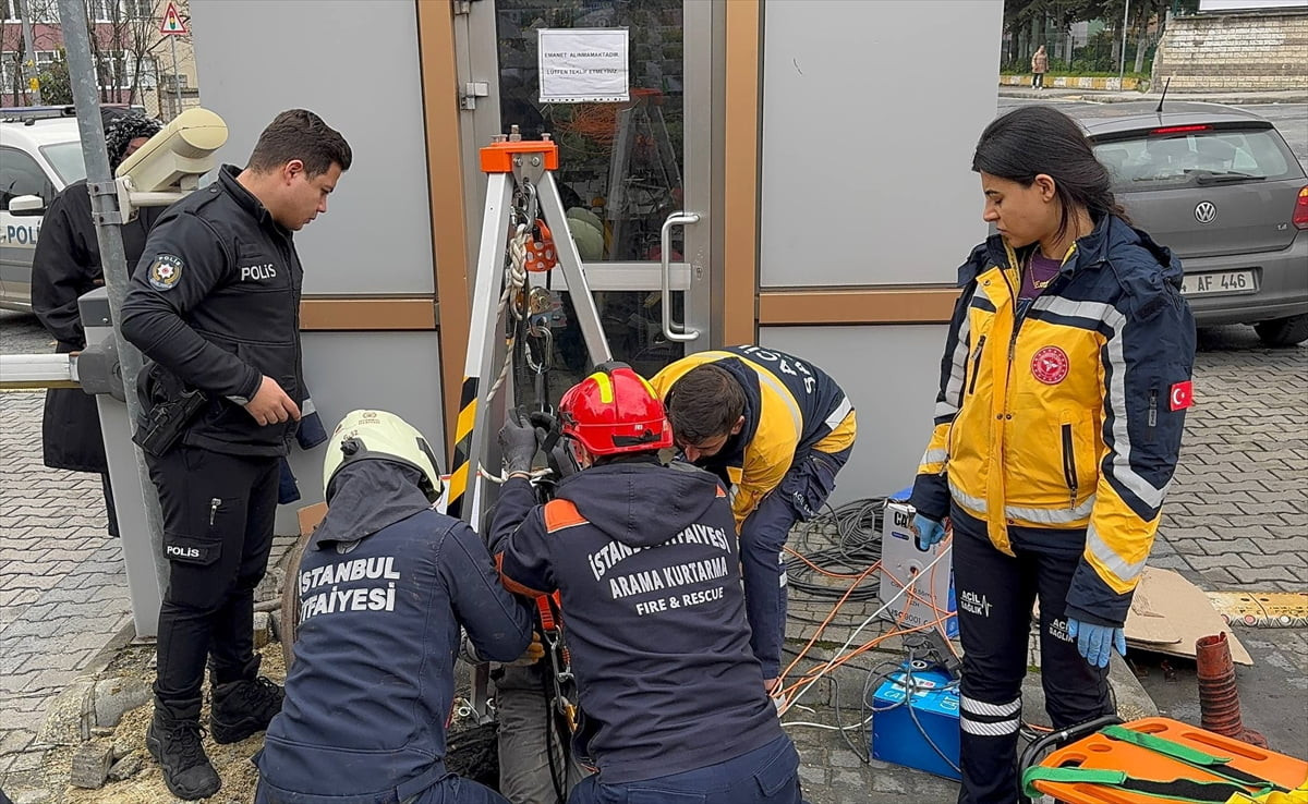 Beylikdüzü'nde, internet bağlantısı için çalışma yaptığı sırada rögara düşerek yaralanan işçiyi...
