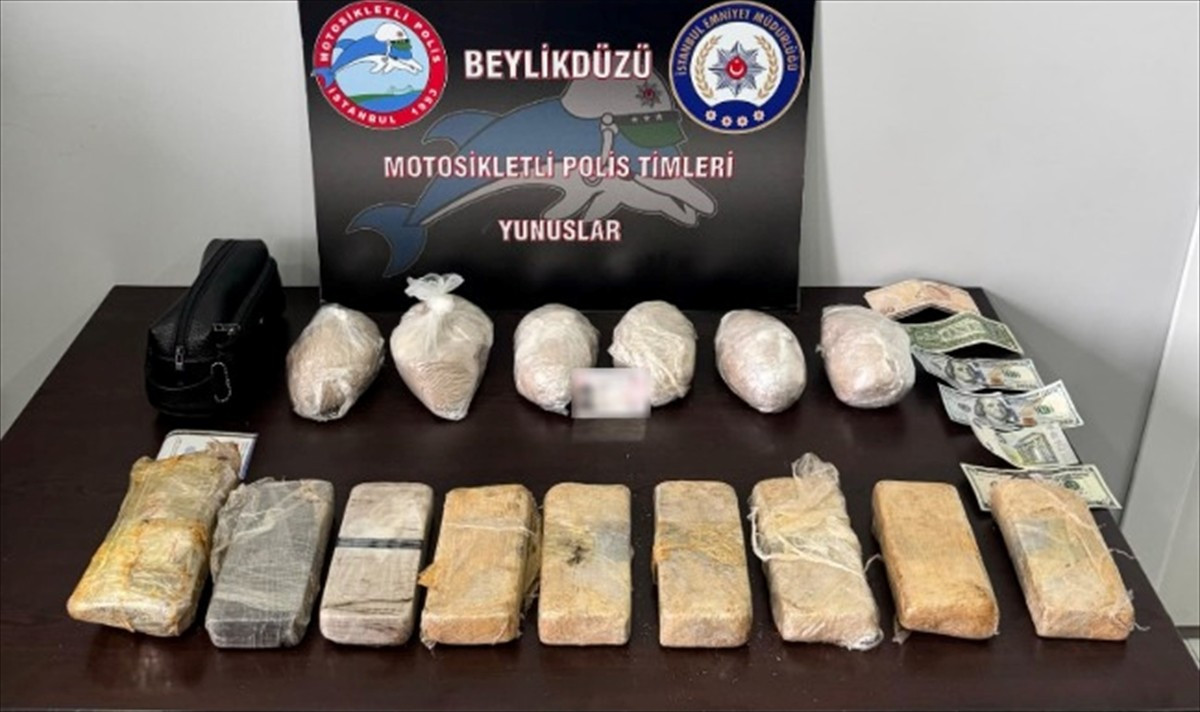 Beylikdüzü'nde uygulama noktasında durdurulan motosiklet ve sürücüde, 7 kilo 840 gram uyuşturucu...