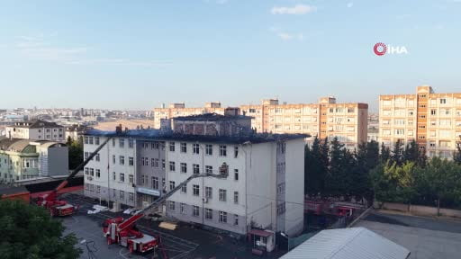 Beylikdüzü'nde yanan okulun çatısı havadan görüntülendi