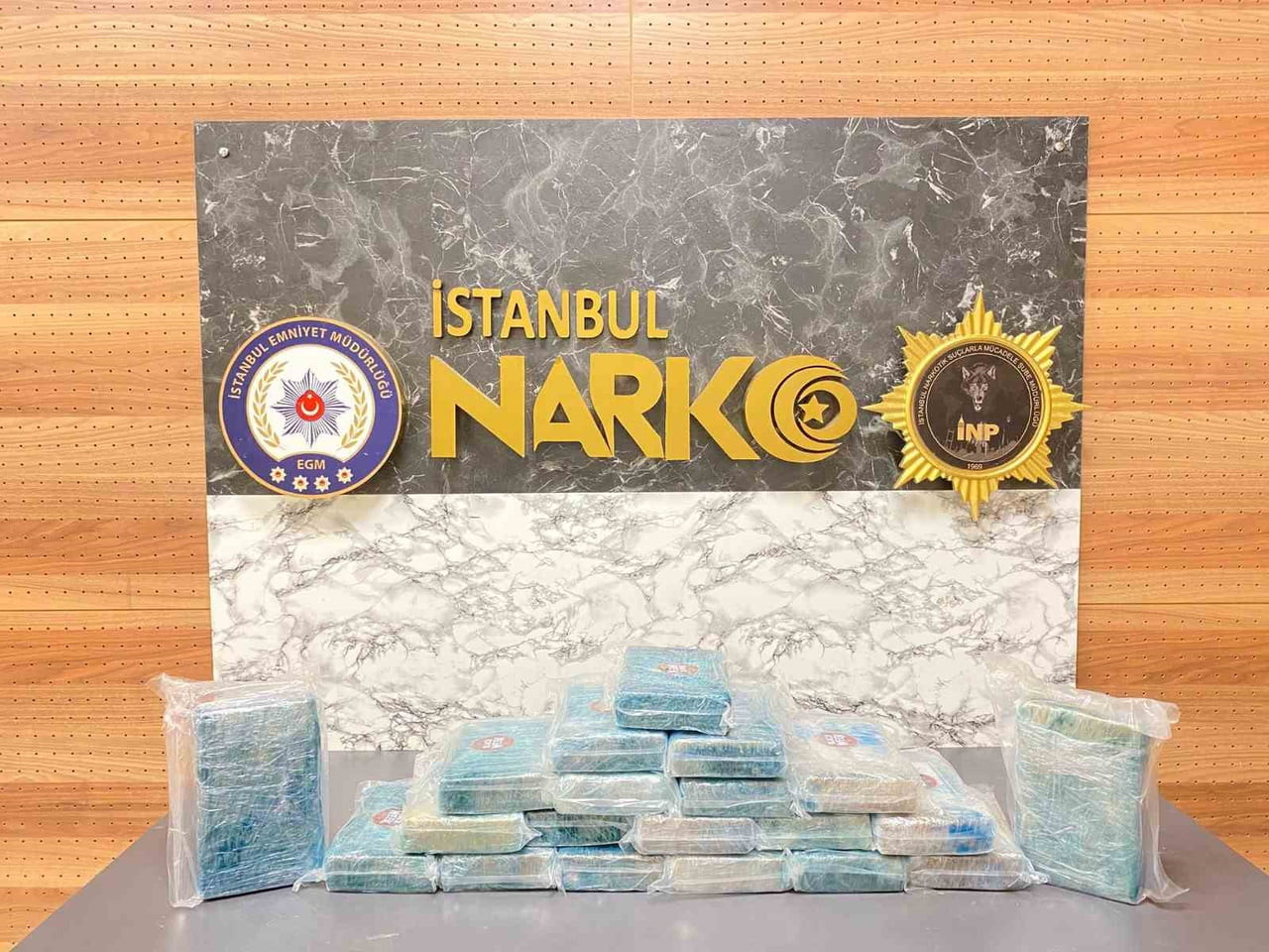 BEYLİKDÜZÜ’NDE BİR ARACA YAPILAN ARAMADA 23 KİLO 350 GR. KOKAİN ELE GEÇİRİLDİ. ARAÇTA BULUNAN 4...