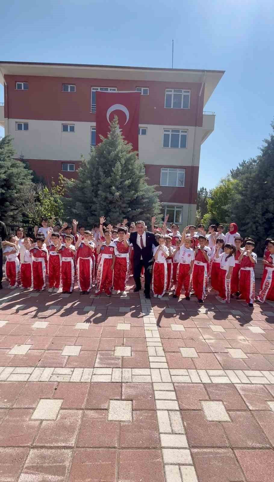 BEYLİKOVA GENÇLİK VE SPOR İLÇE MÜDÜRLÜĞÜ BÜNYESİNDE AÇILAN KİCK BOKS KURSLARI, KIZ VE ERKEK OLMAK...