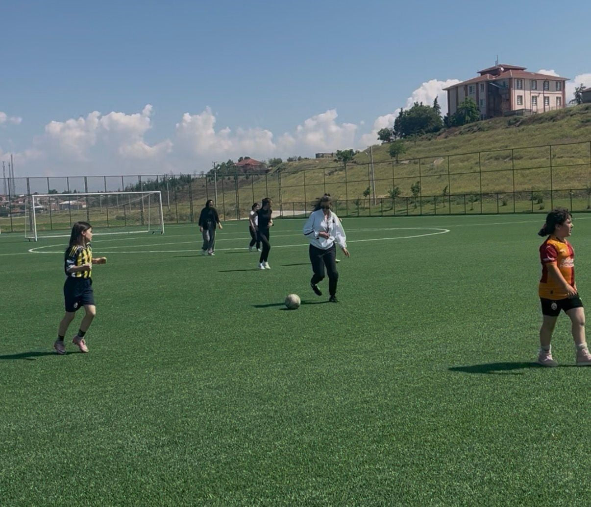 BEYLİKOVA GENÇLİK VE SPOR İLÇE MÜDÜRLÜĞÜ TARAFINDAN ÜCRETSİZ KIZ FUTBOL KURSU AÇILDI
