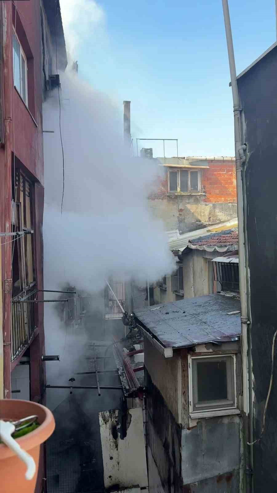 BEYOĞLU İLÇESİNDE KAYNAK YAPILDIĞI SIRADA KIVILCIMIN KOLTUĞA, ORADAN DA 5 KATLI BİNANIN BODRUM...