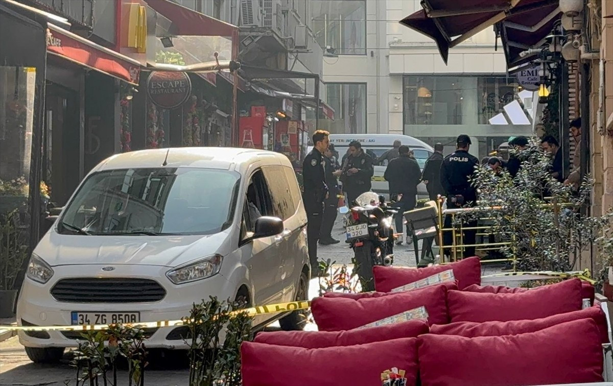 Beyoğlu İstiklal Caddesi Bekar Sokak'ta, 2 kişi arasında çıkan tartışma nedeniyle şahıslar...