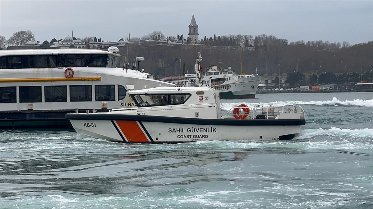 Beyoğlu Karaköy İskelesi'nde su yüzeyinde bir kadın cesedi bulundu. Ceset, olay yerindeki...