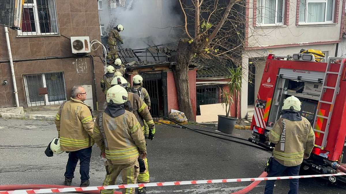Beyoğlu'nda gecekonduda çıkan yangında 2 kişi dumandan etkilendi.