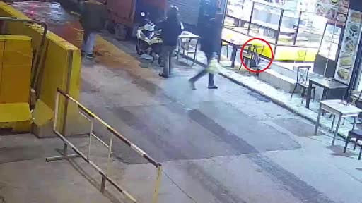 Beyoğlu'nda sandalyede asılı olan çantayı böyle çaldı