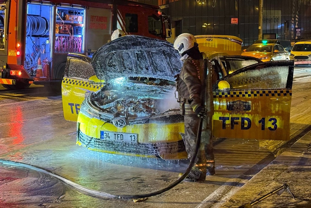Beyoğlu'nda seyir halindeki takside çıkan yangın itfaiye ekiplerince söndürüldü.