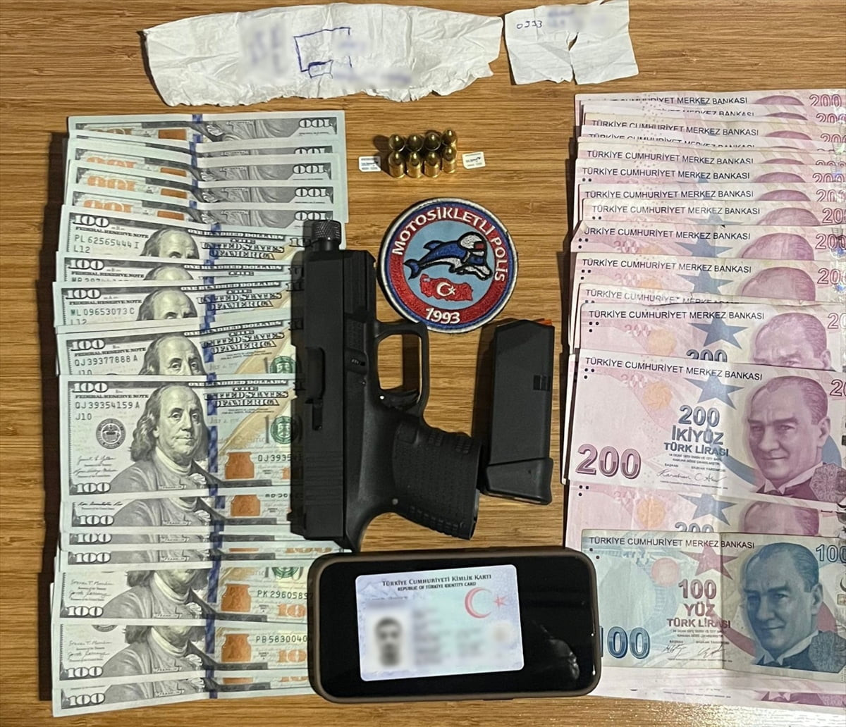 Beyoğlu'nda yunus polislerini görünce kaçan ve hakkında 26 yıl 11 ay 10 gün kesinleşmiş hapis...