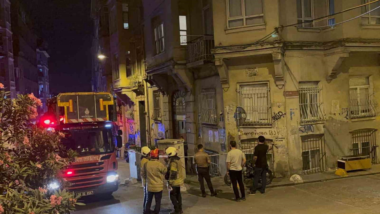 BEYOĞLU’NDA BİNADA ÇÖKME MEYDANA GELDİ: BİNA SAKİNLERİ TAHLİYE EDİLDİ