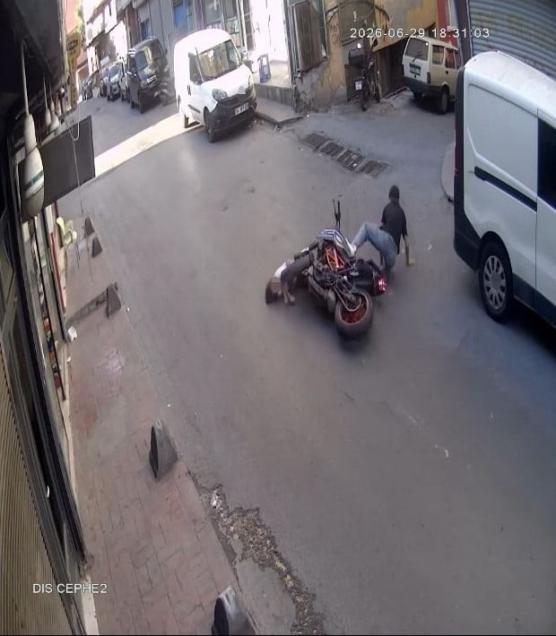BEYOĞLU’NDA CADDE ÜZERİNDE SCOOTER KULLANAN 4 YAŞINDAKİ ŞEVVAL E.’YE MOTOSİKLET ÇARPTI. ÇARPMANIN...