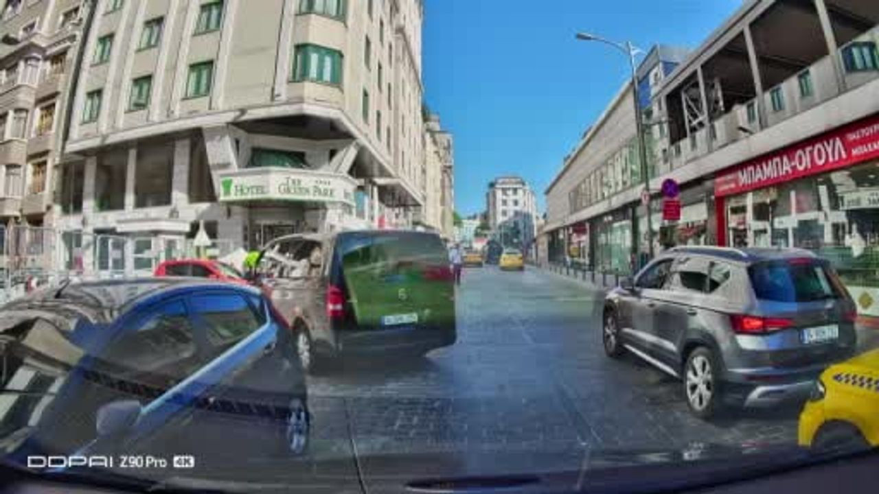 Beyoğlu'nda yol verme tartışması: motosikletli sürücü tehdide başvurdu