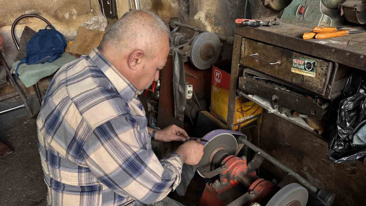 BIÇAK USTASI MURAT GERÇİR, ACEMİ KASAPLARA SESLENEREK, "TEK İSTEĞİM HERKES BIÇAĞINI GÜZEL...