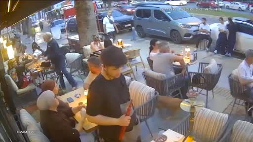 Bıçaklanarak öldürülen 15 yaşındaki Erdem, yaralı halde kafeye böyle sığınmış