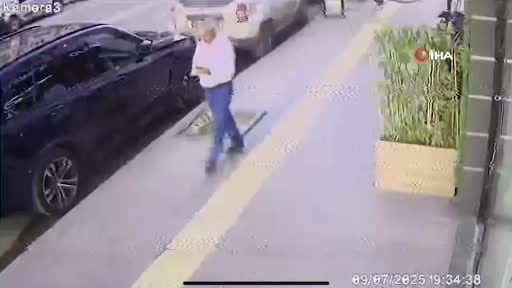Bıçaklanıp, ezilmek istenmişti: Husumetlisinin dükkanının camlarını kırdığı anlar...