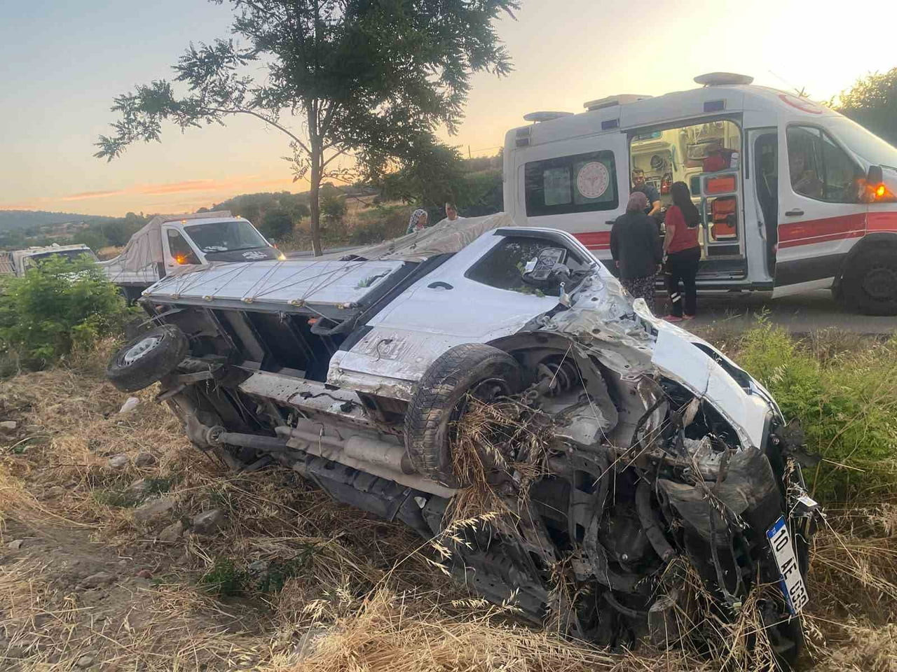 BİGADİÇ İLÇESİNDE KONTROLDEN ÇIKARAK ŞARAMPOLE UÇAN KAMYONETTE SÜRÜCÜ YARALANDI.