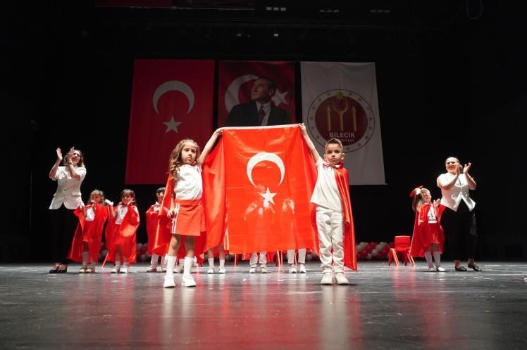 BİLECİK BELEDİYESİ ÇOCUK SOSYAL TESİSLERİ'NDE MEZUNİYET SEVİNCİ
