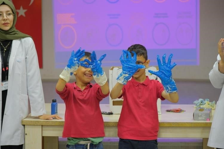 BİLECİK ŞEYH EDEBALİ ÜNİVERSİTESİ SAĞLIK BİLİMLERİ FAKÜLTESİ HEMŞİRELİK BÖLÜMÜ ÖĞRENCİLERİ...