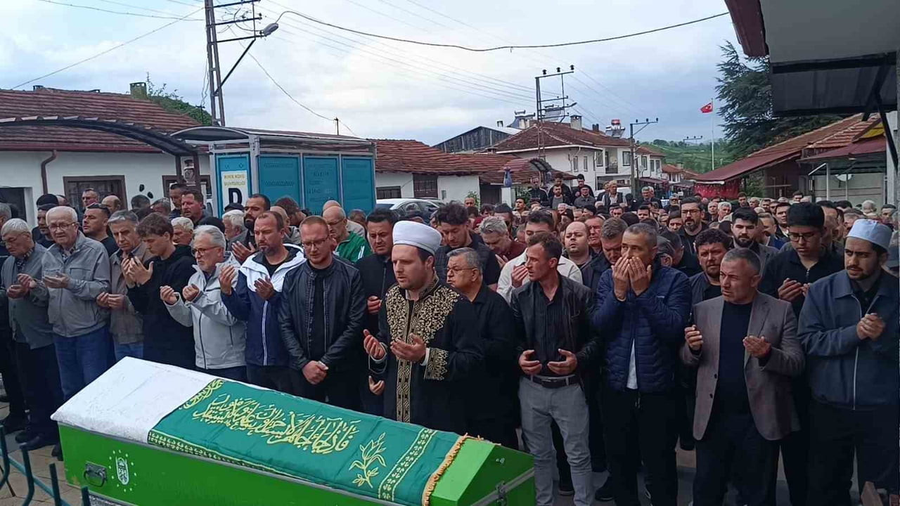 BİLECİK SİYASETİNİN UNUTULMAZ İSİMLERİNDEN BİRİ OLAN NAZMİ CEYHAN, GÖZYAŞLARI VE DUALARLA SON...