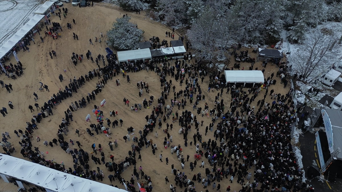Bilecik Valiliği himayesinde düzenlenen 1. Gölpark Kış Festivali'nde katılımcılara 2 ton hamsi...