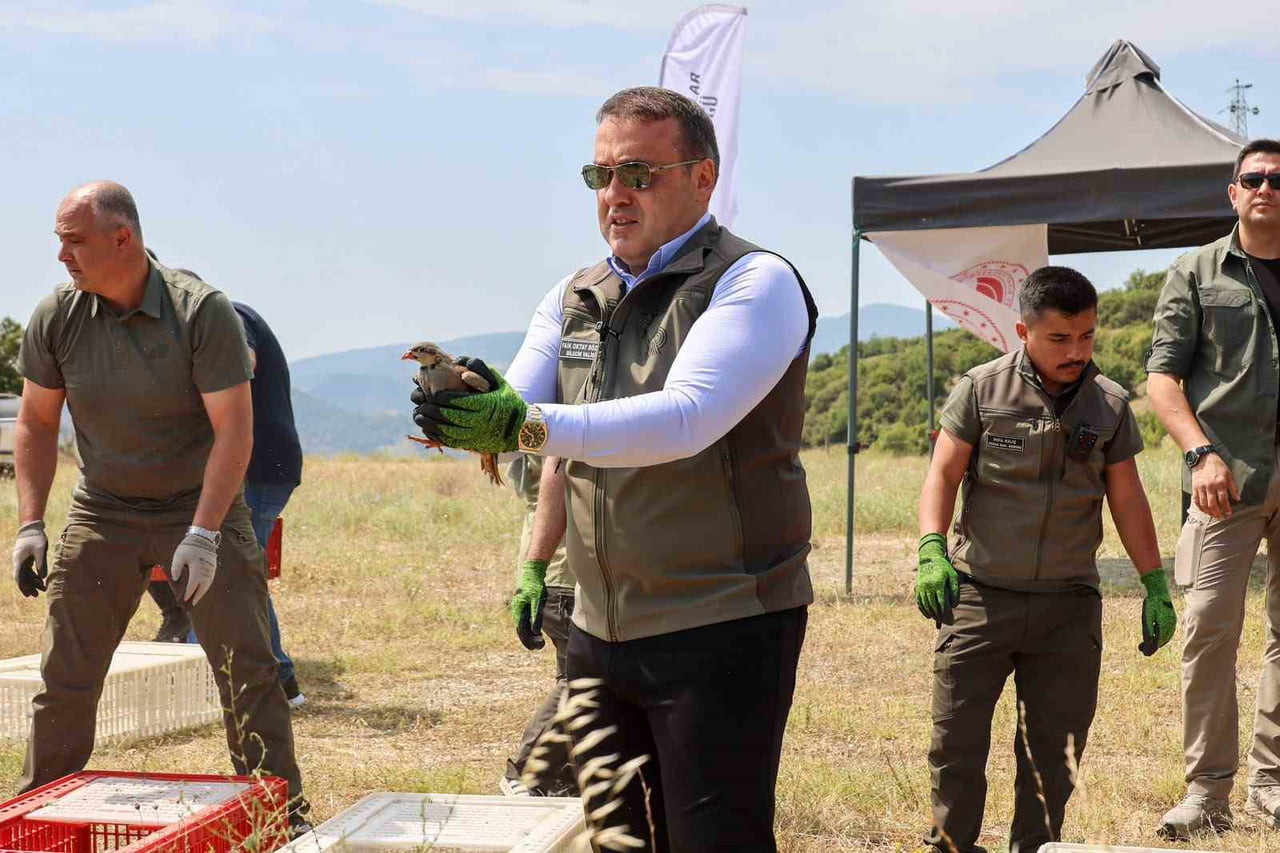 BİLECİK VALİSİ FAİK OKTAY SÖZER DOĞAYA KEKLİK SALDI