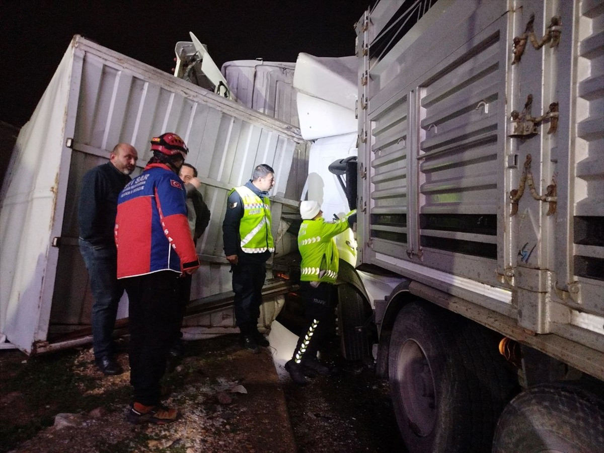 Bilecik'in Bozüyük ilçesinde, 3 tırla kamyonun karıştığı zincirleme trafik kazasında 1 kişi...