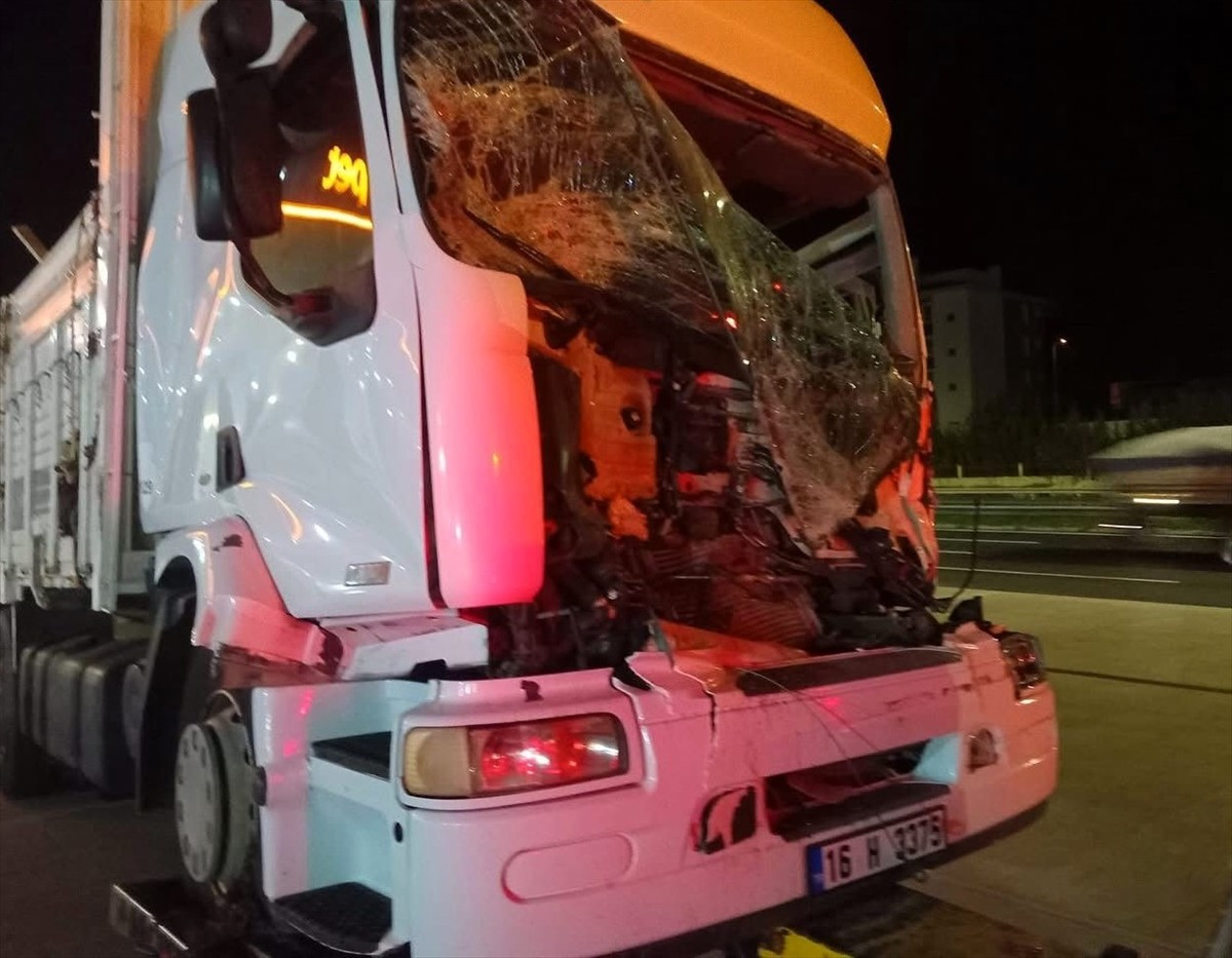 Bilecik'in Bozüyük ilçesinde çekiciye arkadan çarpan kamyonun sürücüsü hayatını kaybetti.