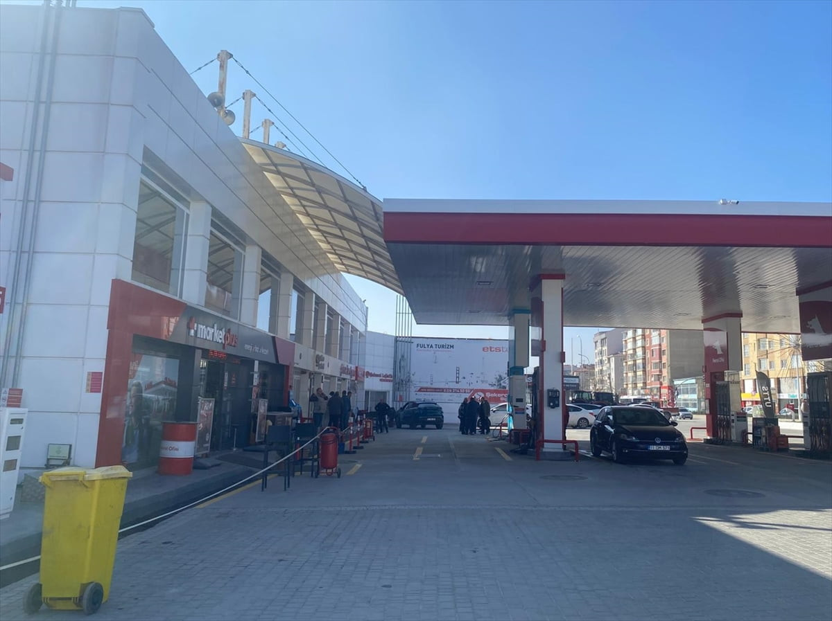 Bilecik'in Bozüyük ilçesinde çıkan bıçaklı ve silahlı kavgada 1'i polis 3 kişi yaralandı.