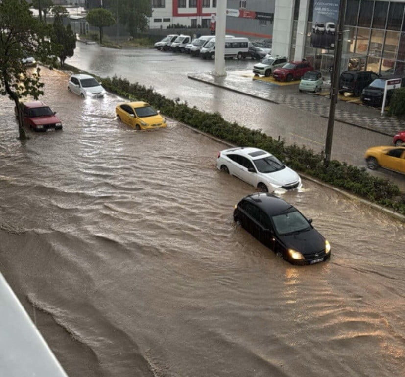 BİLECİK'İN BOZÜYÜK İLÇESİNDE ETKİLİ OLAN SAĞANAK YAĞIŞ HAYATI OLUMSUZ ETKİLEDİ. HEM SÜRÜCÜLER HEM...