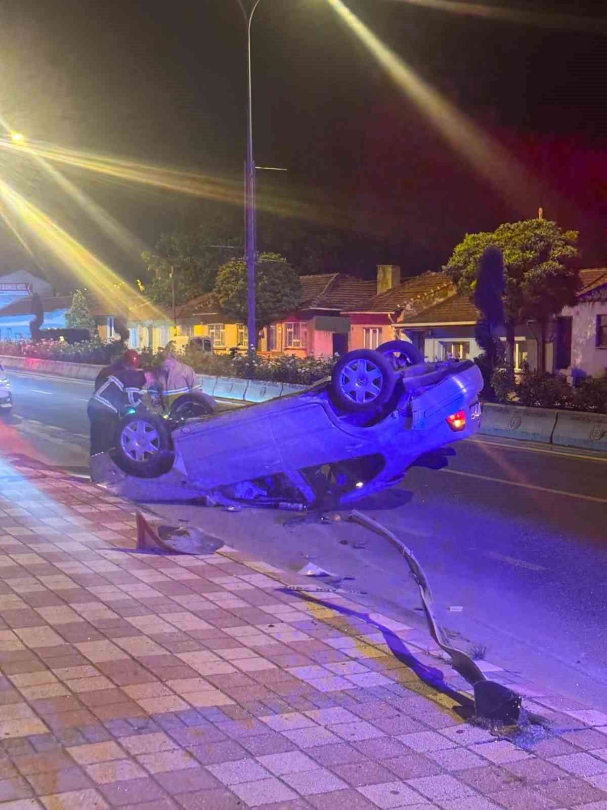 BİLECİK'İN BOZÜYÜK İLÇESİNDE REFÜJE ÇARPTIKTAN SONRA TERS DÖNEN OTOMOBİLDE BULUNAN 2 KİŞİ...