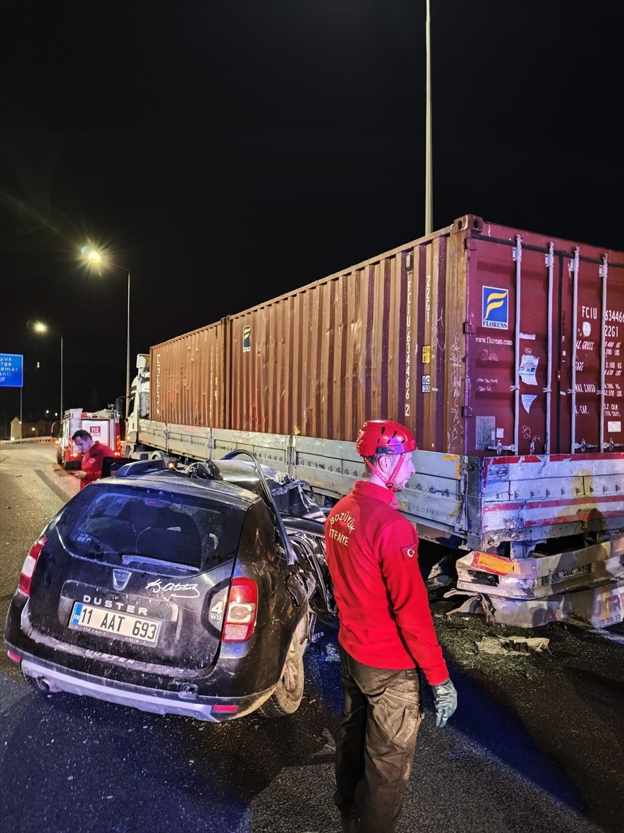 Bilecik'in Bozüyük ilçesinde tıra çarpan otomobildeki 1 kişi öldü, 1 kişi yaralandı. Kaza yerine...