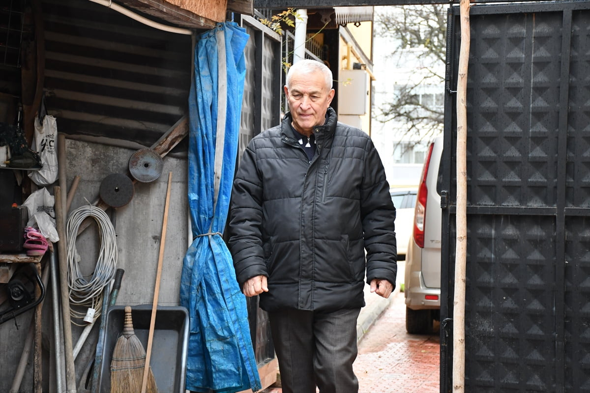 Bilecik'in Bozüyük ilçesinde tutkusu olduğu eski fotoğraf makinelerini toplayan, zamanla...