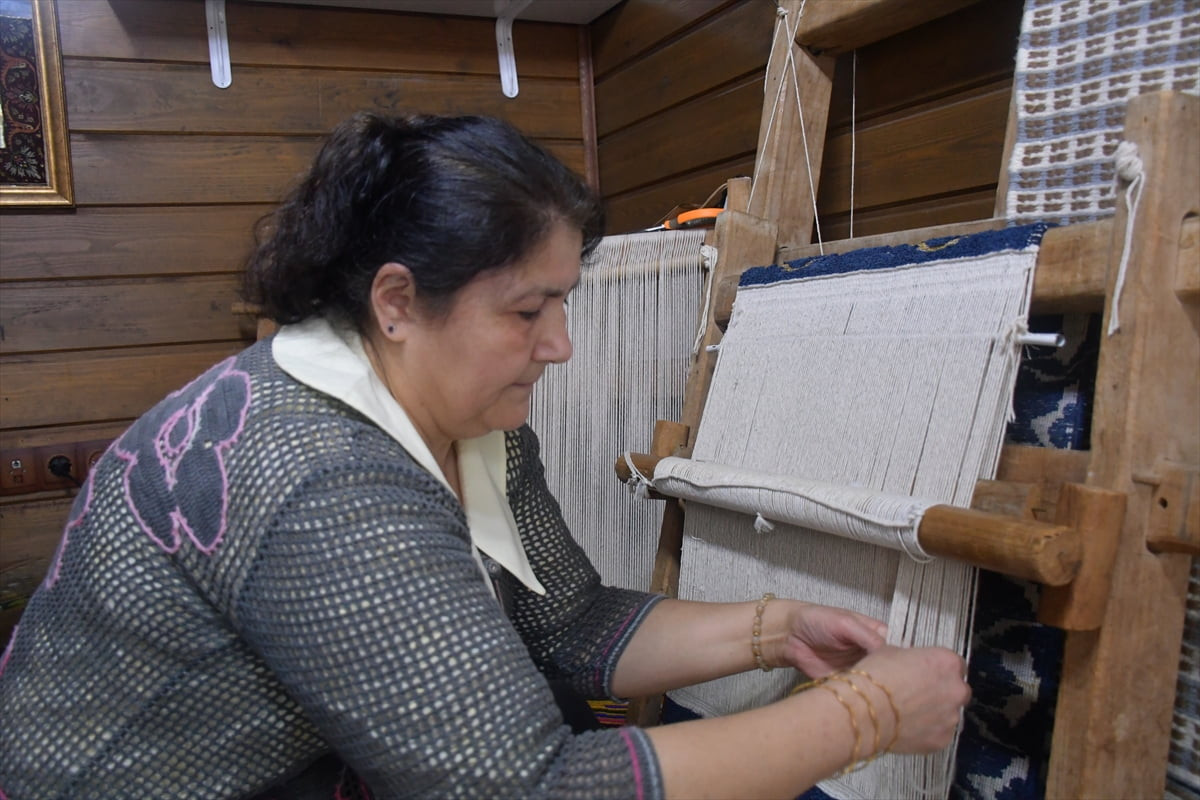 Bilecik'in geleneksel el sanatlarından olan ve 6 ayda dokunan "kadife çatma" halısının...